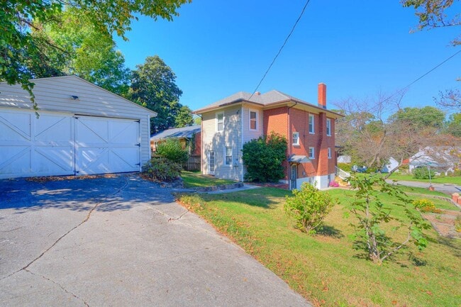 Building Photo - Grandin Court Foursquare convenient to SW City & SW Co!