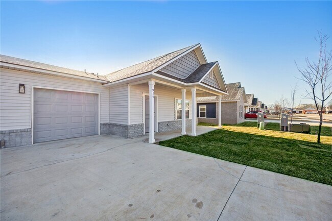 Building Photo - 812 Vly Oaks Ln