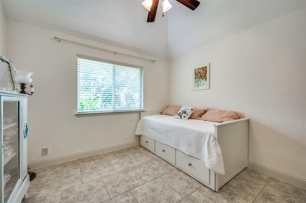 Room 3 - 928 Lighthouse Ln