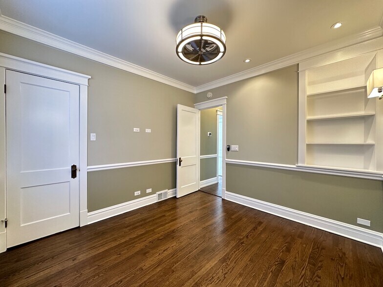 Building Photo - 1915 W Berenice Ave