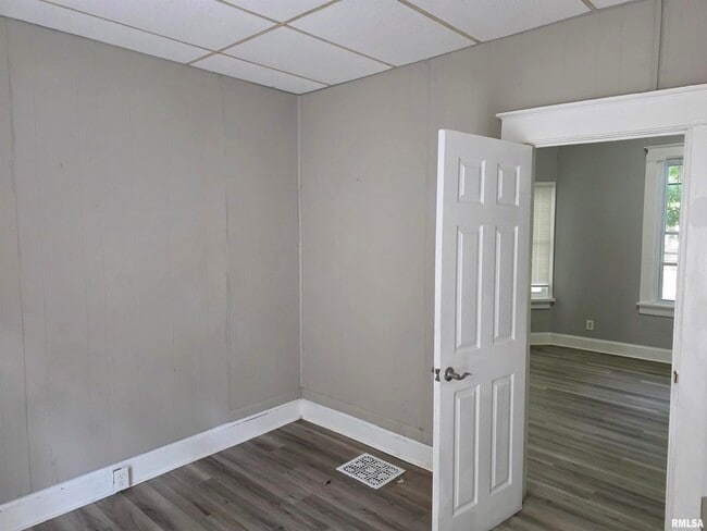 Building Photo - 114 E Maywood Ave