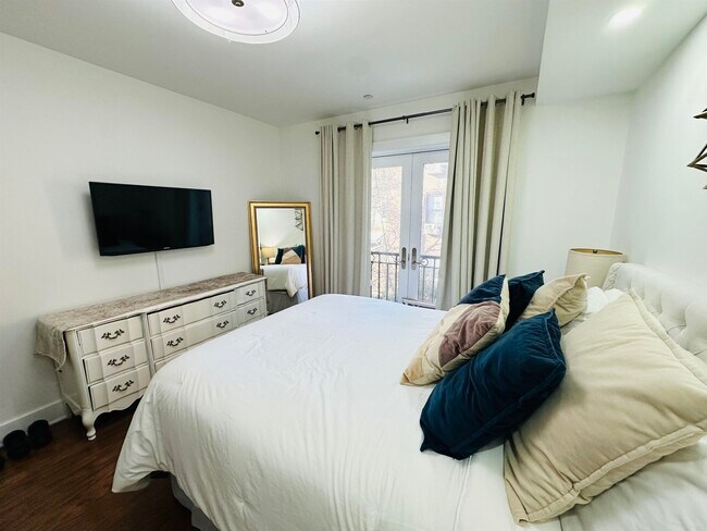 Building Photo - 66 Morris St