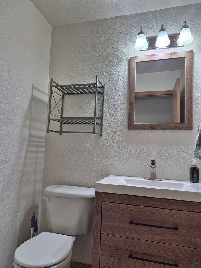 Building Photo - Cozy Yet Spacious Home For Rent!!