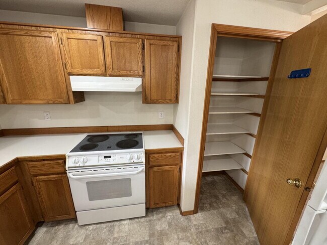 Building Photo - Ranch-Style, Milwaukie Home, Large Fenced Yard, Boat or Toy Storage, Gardeners Welcome
