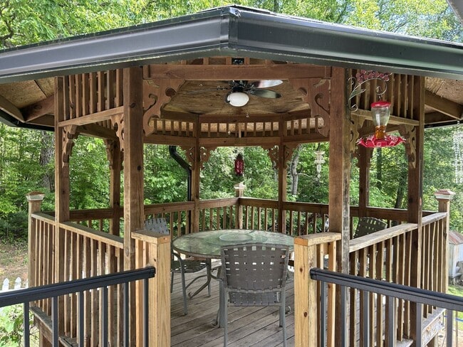 Building Photo - Charming Split-Level Home with Spacious Yard & Modern Updates – Ideal Location!