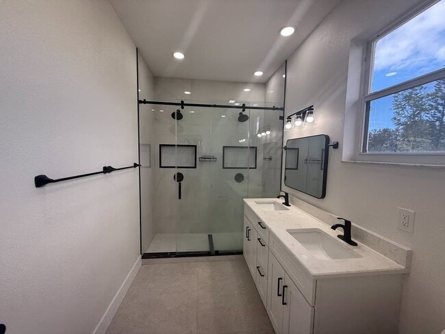 Building Photo - 1550 Center Rd