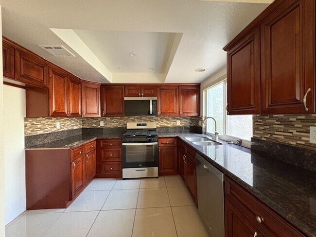 Building Photo - Centrally Located Redlands Townhome