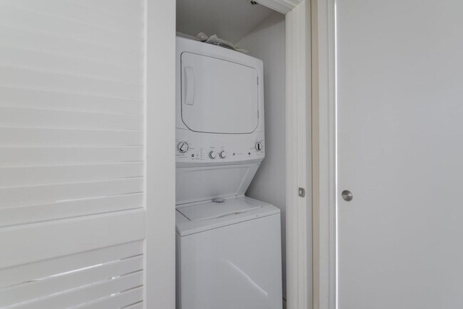 Building Photo - 4111 S Ocean Dr