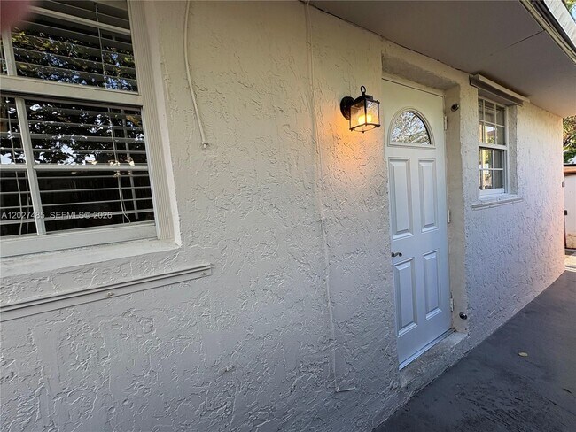 Building Photo - 6753 SW 39th Terrace
