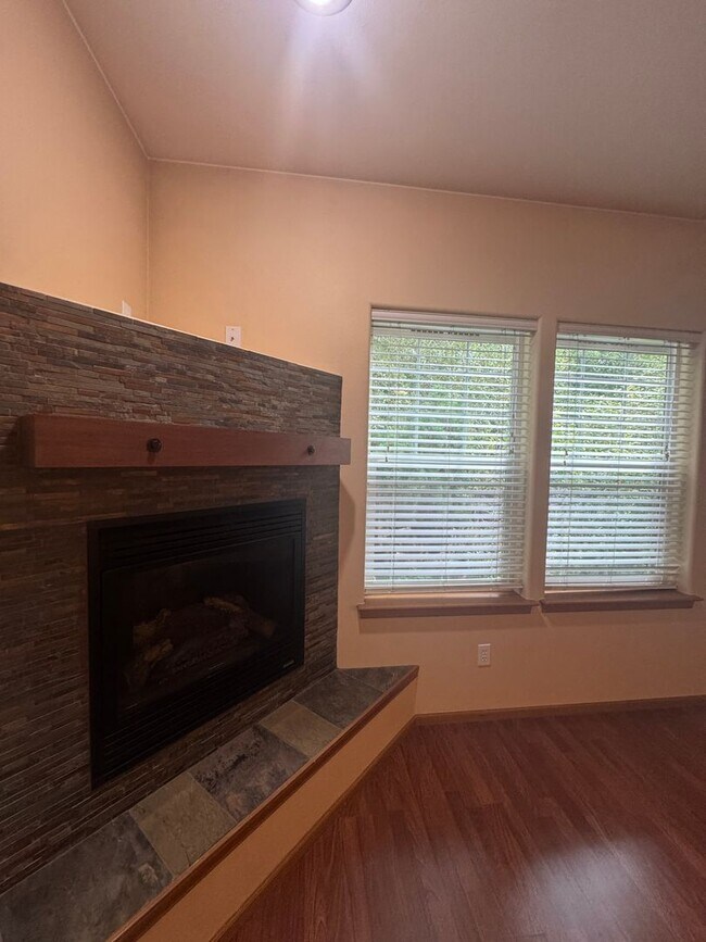 Building Photo - 10595 NE Kingston Meadow Cir