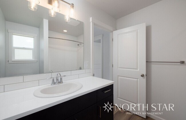 Building Photo - New, Bright & Spacious 3 bed/2.5 bath w/ Garage