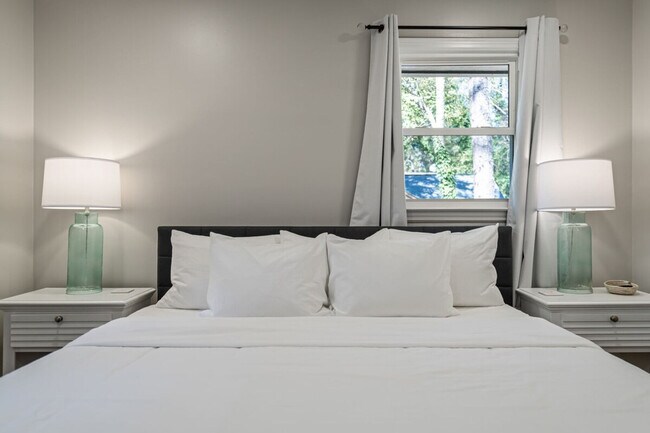 Building Photo - 6 Oriole Dr