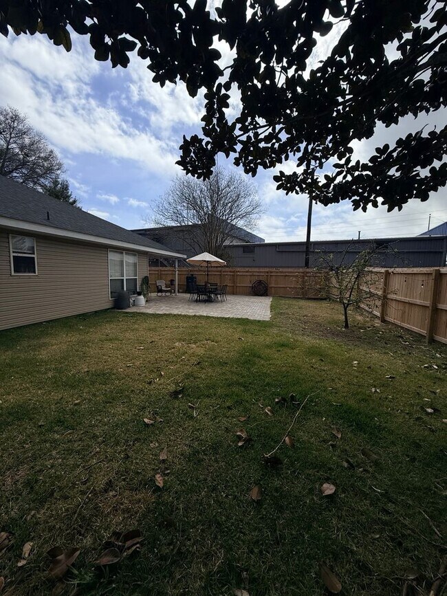 Building Photo - PRIME location Kenwood home with a great backyard!