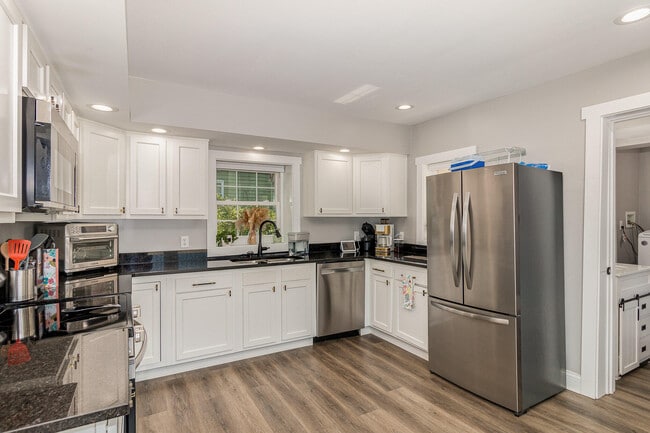 Building Photo - 8 Carneal St