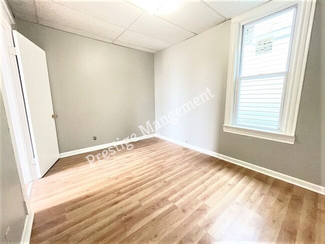 Building Photo - Large Renovated 3 bed 2 bath Home