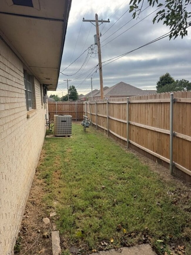 Building Photo - 2 bed 2 bath duplex refreshed with new flo...