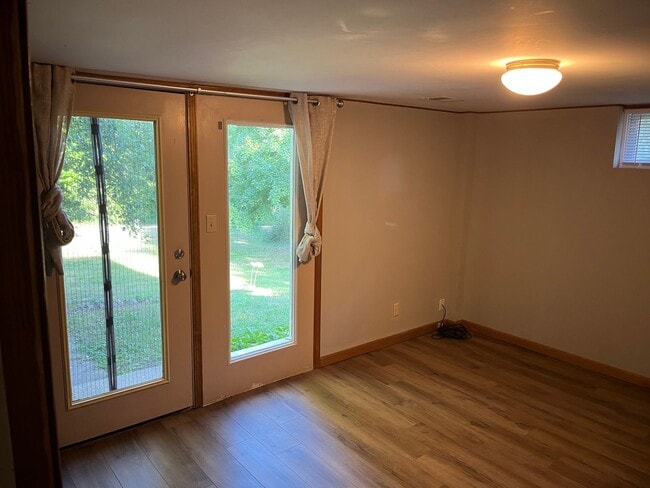 Building Photo - Spacious Two-Level Home with Dual Living A...