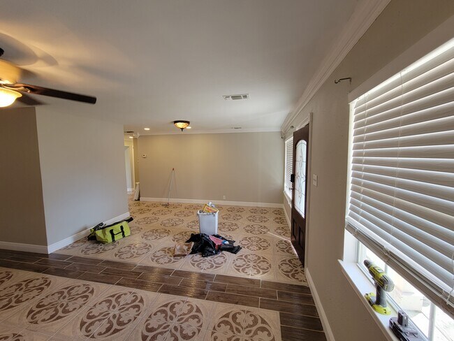 Building Photo - 810 Springvale Dr