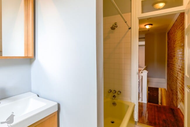 Building Photo - Classic 3 Bedroom Rowhome in Columbia Heights
