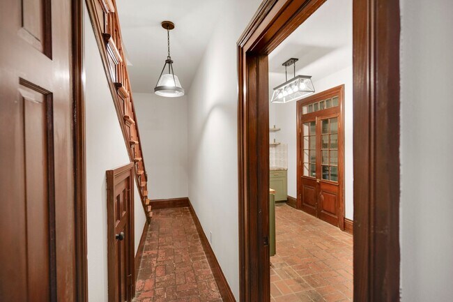 Building Photo - 401 Burgundy St