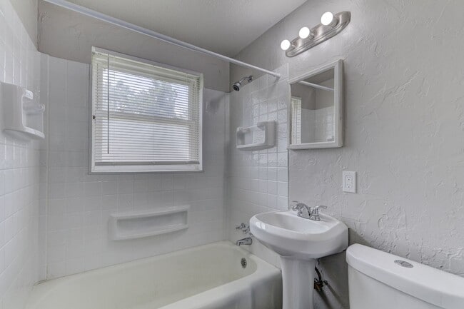 Building Photo - Newly Renovated  4 bedroom 1 bath