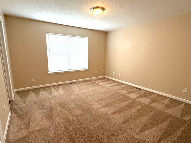 Building Photo - 3 bedroom, 2 bath home with double garage
