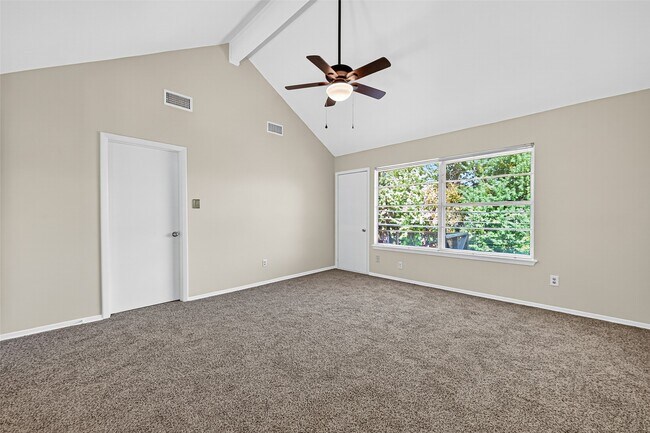 Building Photo - 813 Lakeview Dr