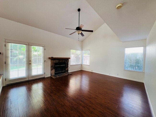 Building Photo - Spacious and Sparkling with New Paint 3 be...