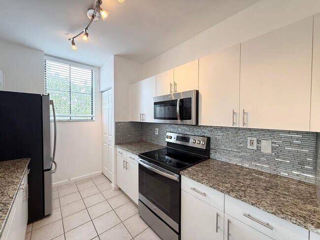 Building Photo - 630 S Sapodilla Ave