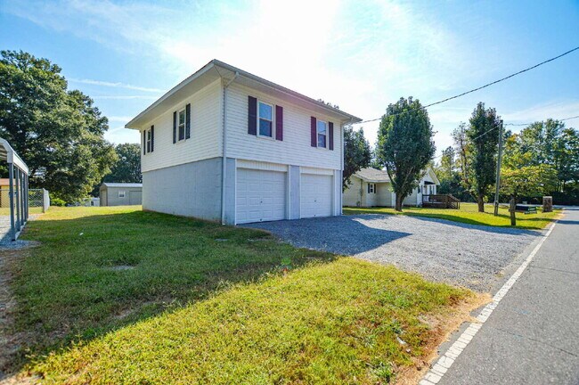 Building Photo - Budget-Friendly Fort Mill Home with Garage...