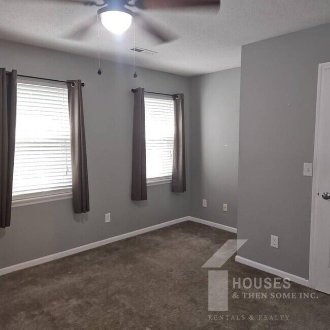 Building Photo - 553 Memorial Dr Ext