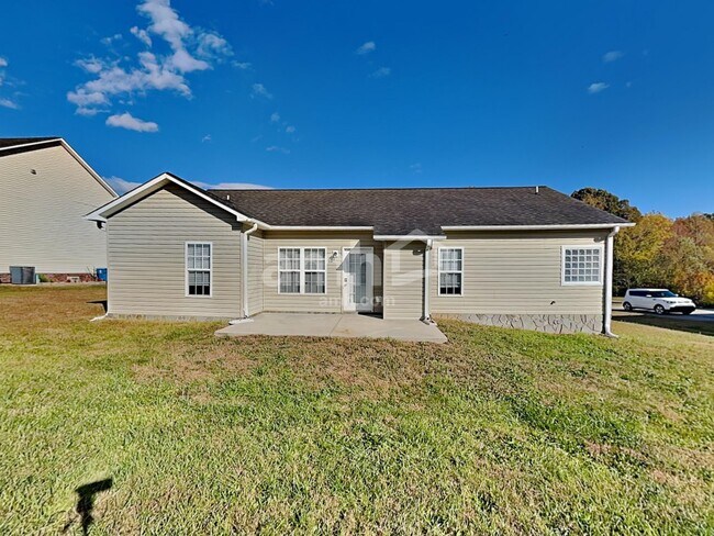 Building Photo - 220 Ash Dr