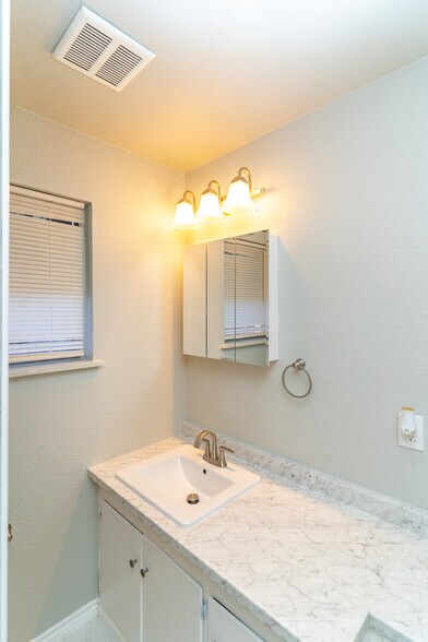 Building Photo - 1416 Tulip Ln