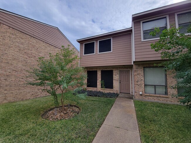 Building Photo - Bryan - 2-bedroom / 1.5-bath / 2 story Tow...