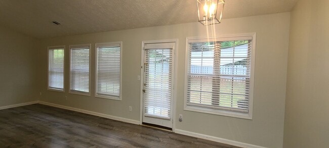 Building Photo - Available now 3 bed/2bath ranch Fenced in ...