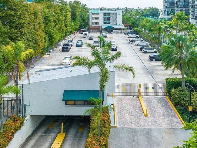 Building Photo - 2201 Brickell Ave