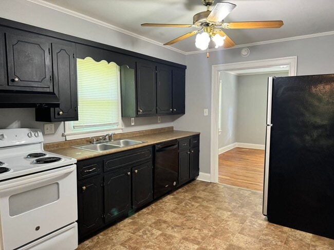 Building Photo - Great Location! Large Home with 3 bedrooms...
