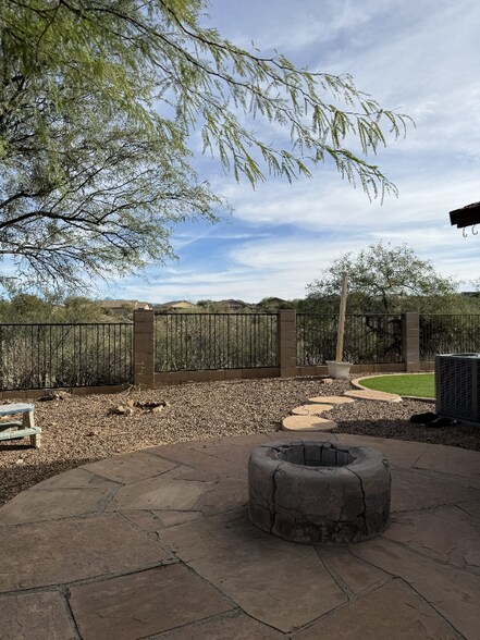 Building Photo - 615 E Sterling Canyon Dr