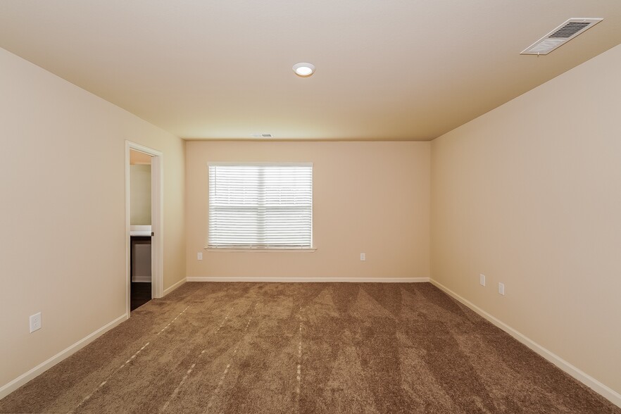 Building Photo - 124 Clover Cir