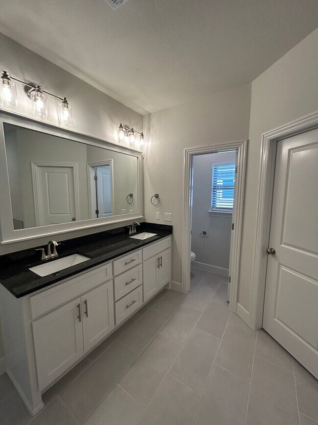 Building Photo - Brand New 4 bed 2.5 bath Modern Build in P...