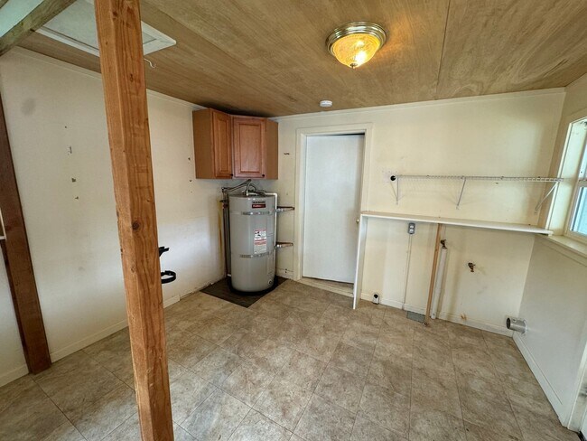 Building Photo - 3 bedroom house with a guest house