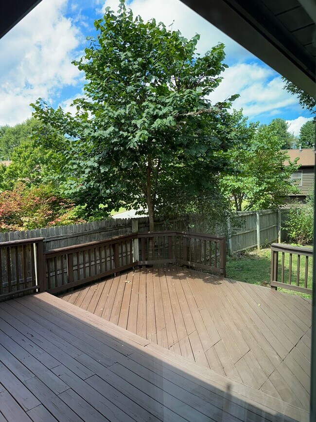 Building Photo - Updated 3 Bedroom 2.5 Bath Home on Hardwoo...