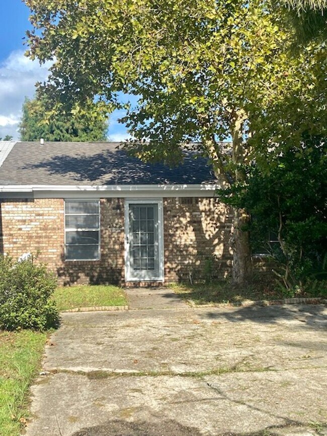 Building Photo - 2 bed 1 bath town home. Lynn haven.