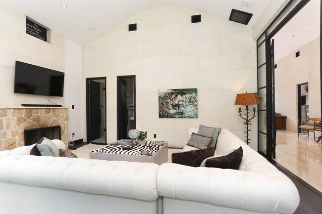 Building Photo - LUXURY 4-BEDROOM HOME IN ALAMO HEIGHTS