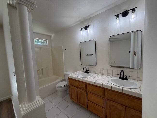 Building Photo - Riverlakes Community 4 Bedroom!