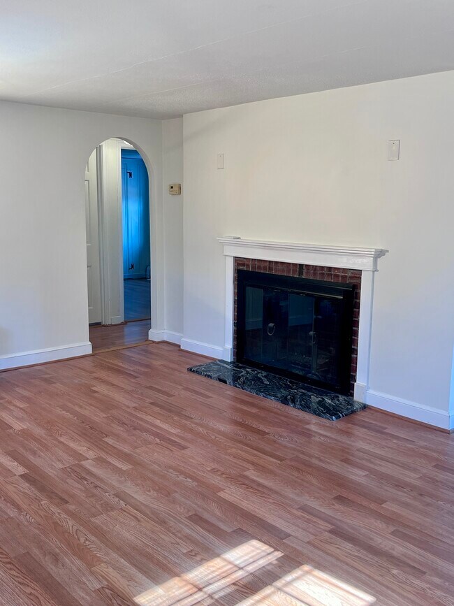 Building Photo - Cozy 2BD 1BR