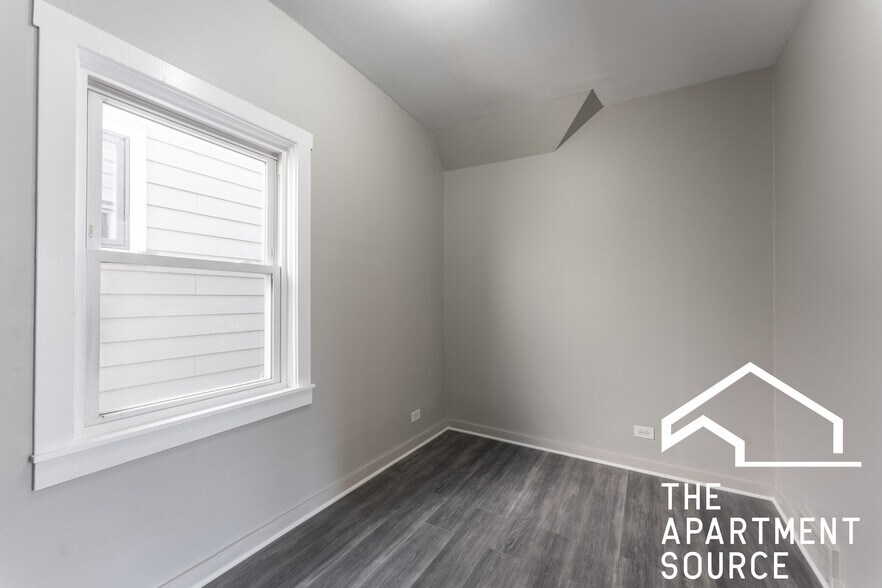 Building Photo - 2853 W Dickens Ave