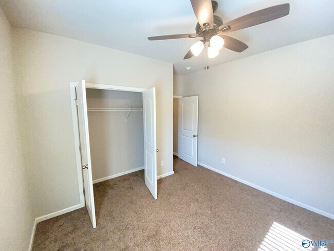 Building Photo - 609 Willow Crest Ln SW