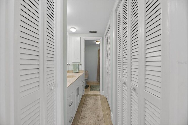 Building Photo - 7100 Sunshine Skyway Ln S