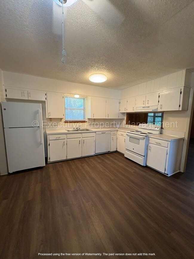 Building Photo - 616 Cedar Dr